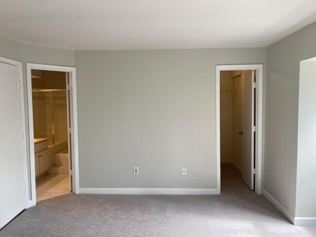 Building Photo - 3313 Sir Thomas Dr