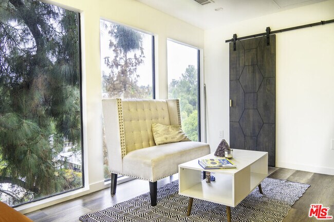 Building Photo - 1933 Lemoyne St