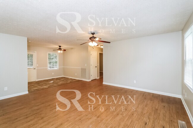 Building Photo - This charming 3BR 2BA home is ready to welcome you home