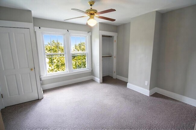 Building Photo - 142 E Northwood Ave