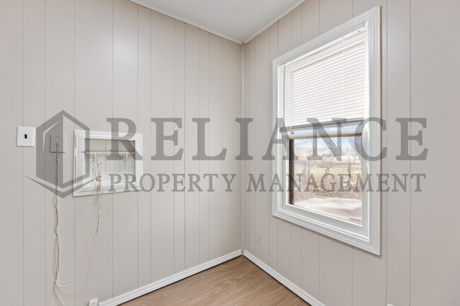 Building Photo - 421 Grover Ave