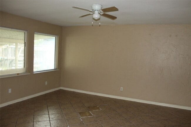 Building Photo - 2834 Hollandale Ln
