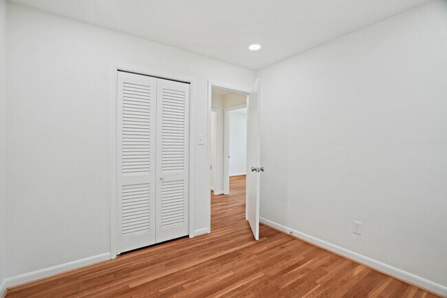 Building Photo - 6607 Lone Oak Dr