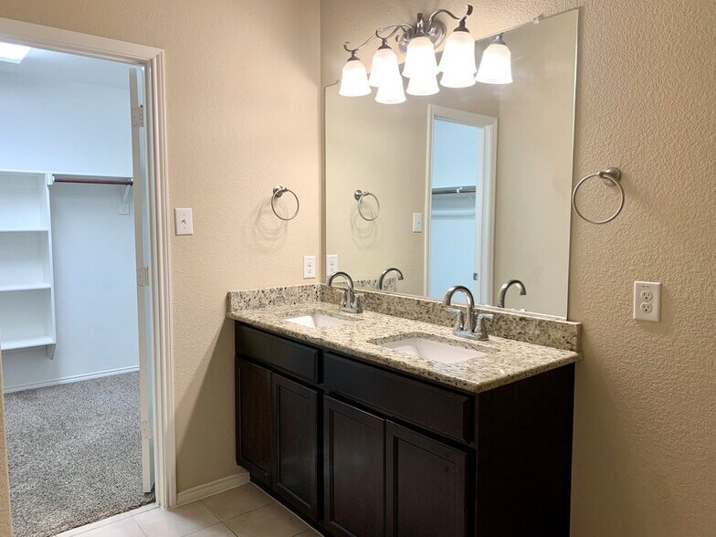 Building Photo - 1300 Foxglove Ln