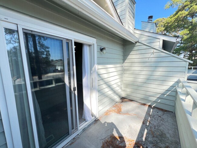 Building Photo - Stunning and Spacious 2 Bedroom, 2.5 Bath, Town Home With Sunroom and Deck!