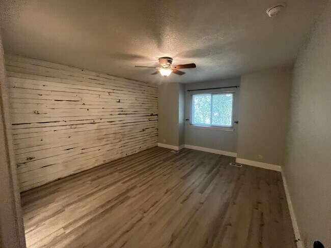 Building Photo - 1416 W Great Basin Dr