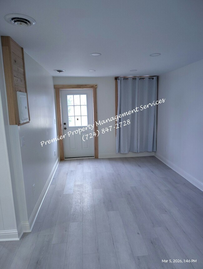 Building Photo - 906 Clyde St