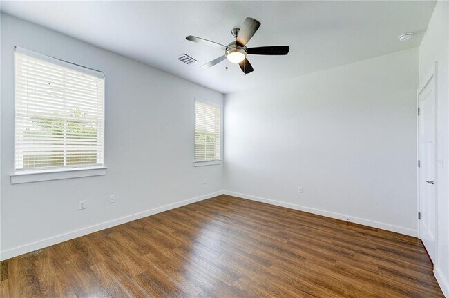 Building Photo - 400 Rose Dr