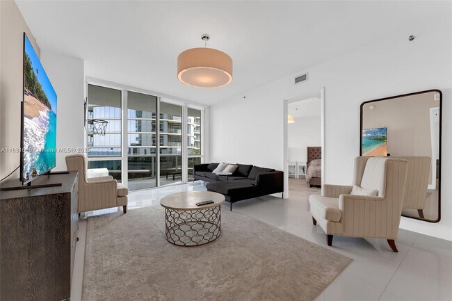 Building Photo - 15811 Collins Ave