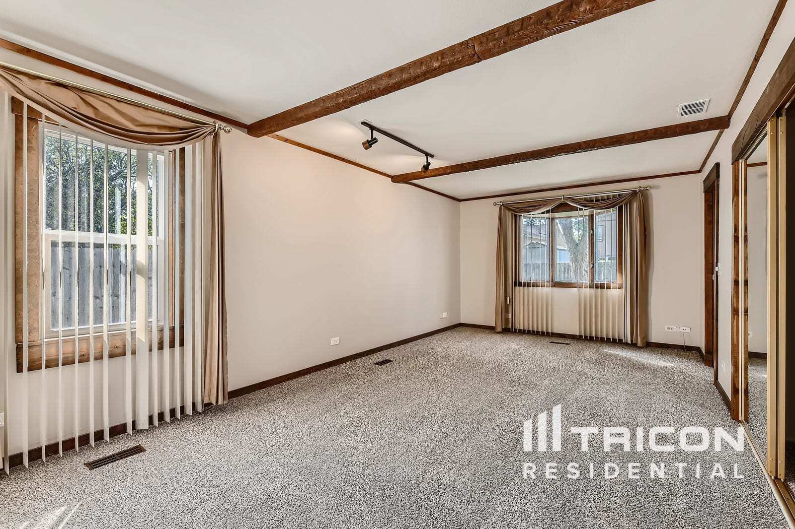 Building Photo - 15028 Holiday Ct