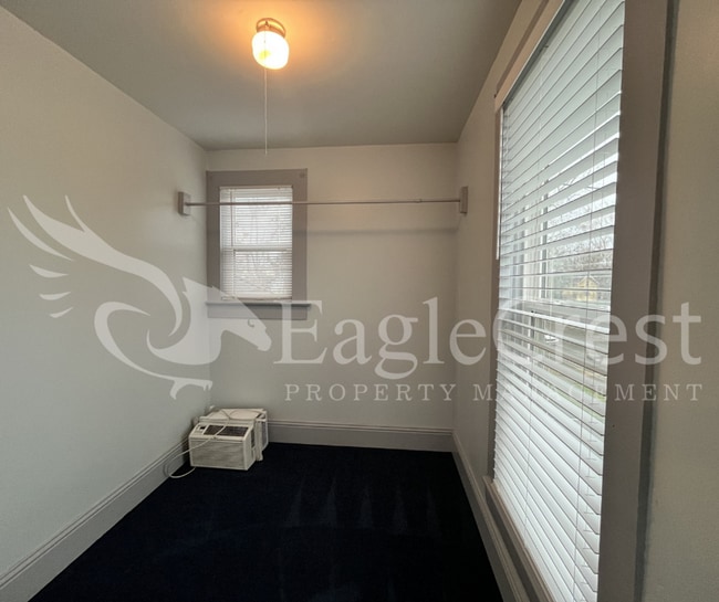 Building Photo - Comfortable 5 Bedroom Home with Modern Touches, Large Bedrooms & Front Porch