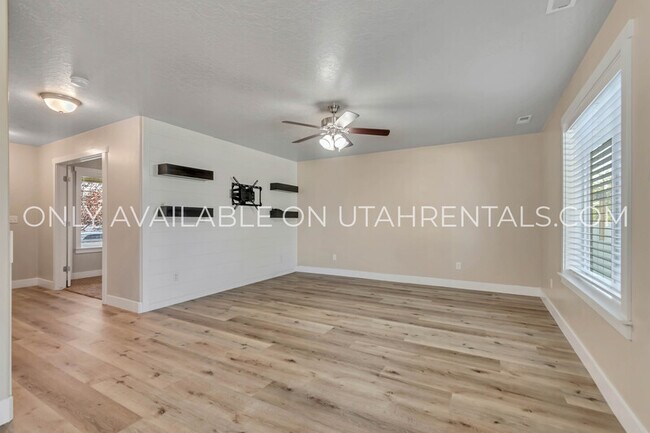 Building Photo - 62 860 N