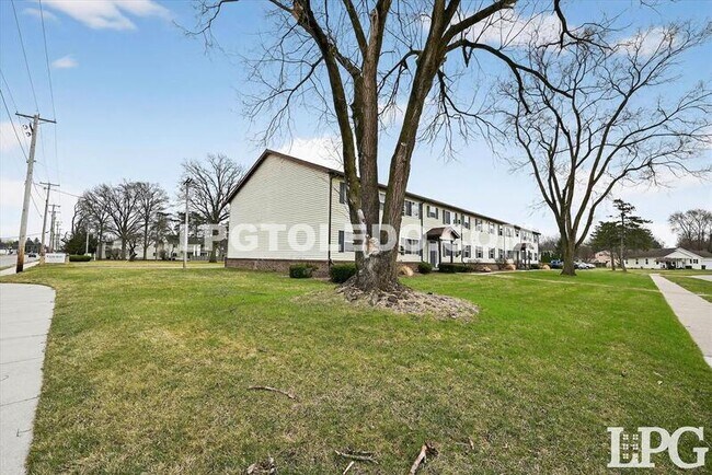 Building Photo - 1230 Bedford Woods Dr