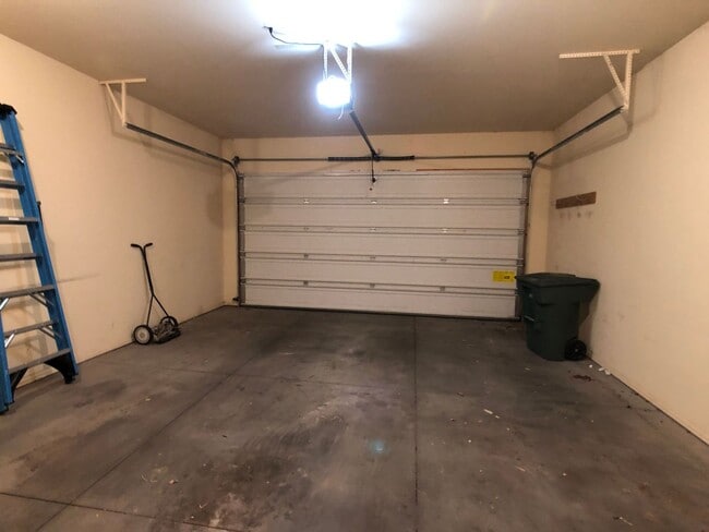 Building Photo - Well-Maintained 3-Bedroom Townhome with 2-Car Garage in Desirable Location!