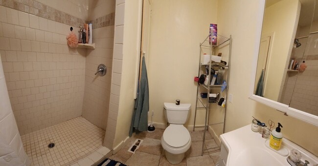 Building Photo - 7 Bedroom 3 bath home close to POLY!!!!