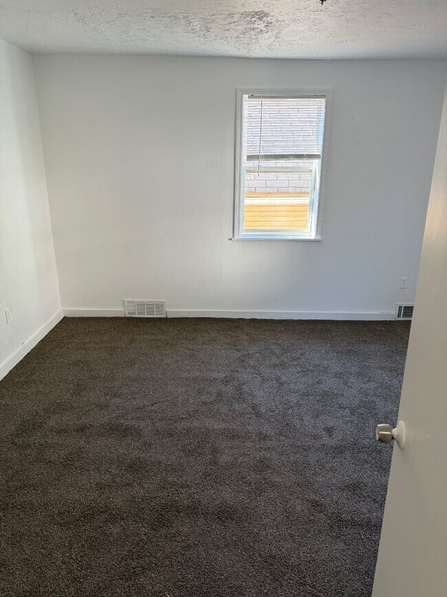 Building Photo - 730 Middle Ave