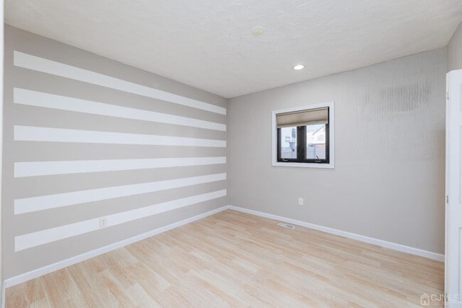 Building Photo - 52 Sharot St