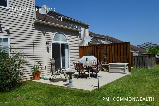 Building Photo - 3 Bed / 2.5 Bath Townhouse (Available 6/10...