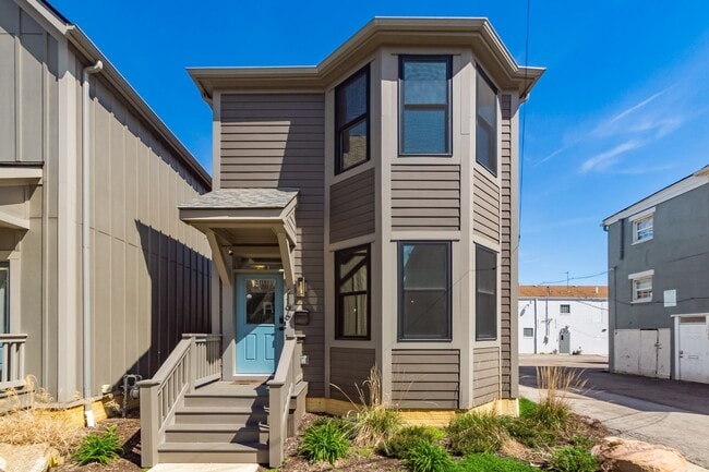 Building Photo - 1196 Hamlet St