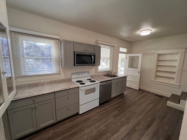 Building Photo - 5BD/2BA Gorgeous Vintage Home