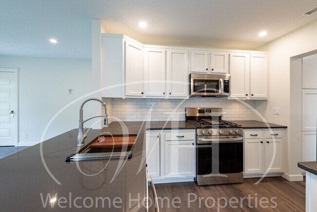 Building Photo - Country Living in Gorgeous 2 Bedroom Home Near Town