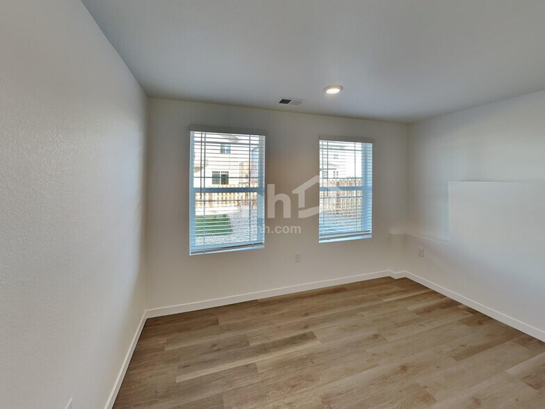 Building Photo - 26116 E Calhoun Pl
