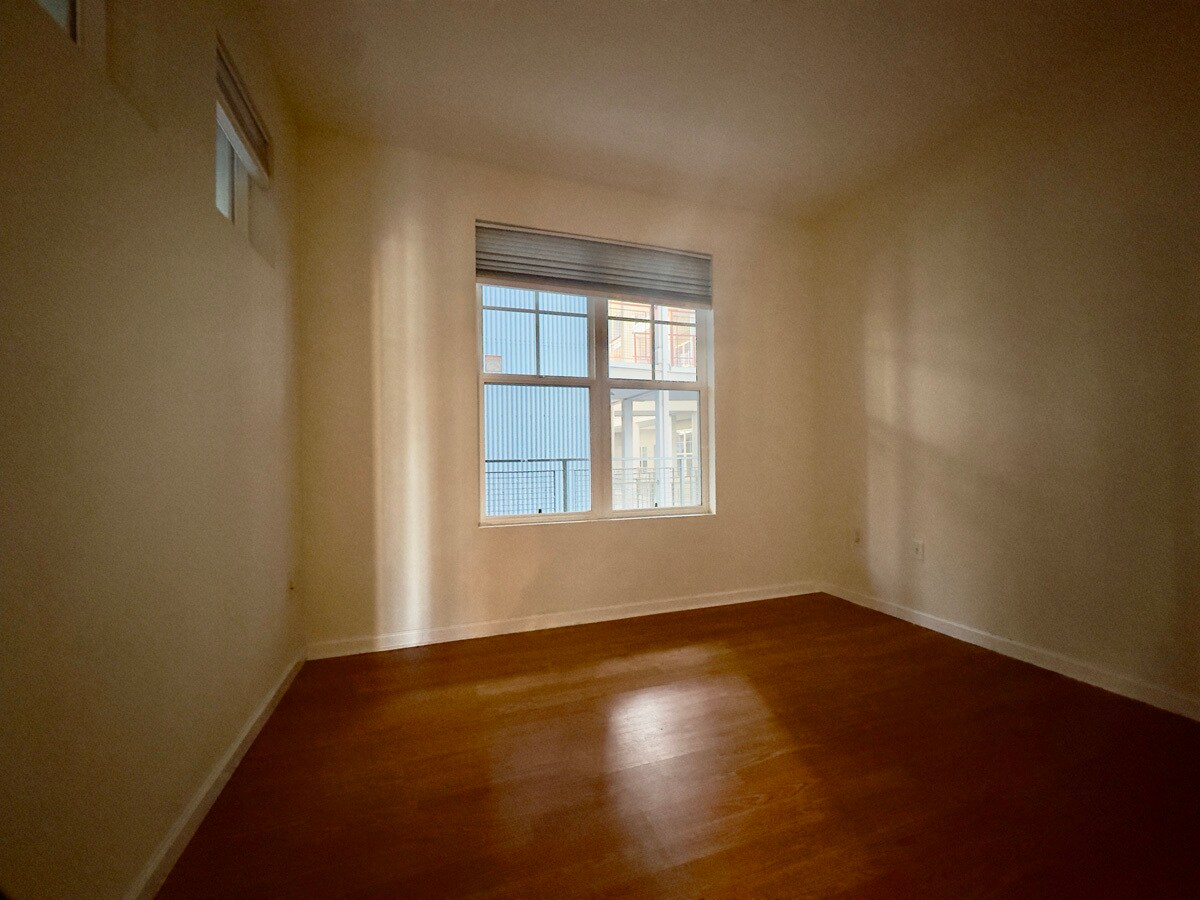 Building Photo - 1121 40th St