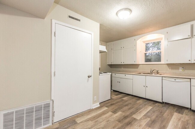 Building Photo - 115 3rd St NW