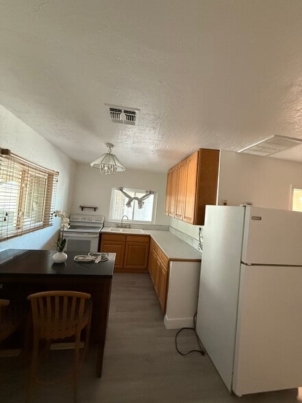 Primary Photo - 2443 E Earll Dr