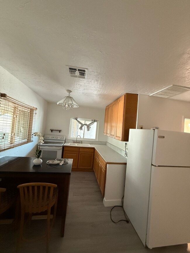 Building Photo - 2443 E Earll Dr