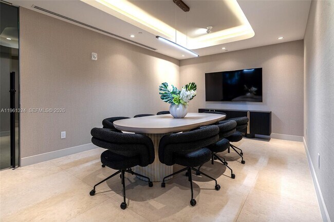 Building Photo - 700 NE 24th St