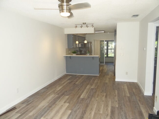 Building Photo - 2/2 condo in Dunedin - 55+ community