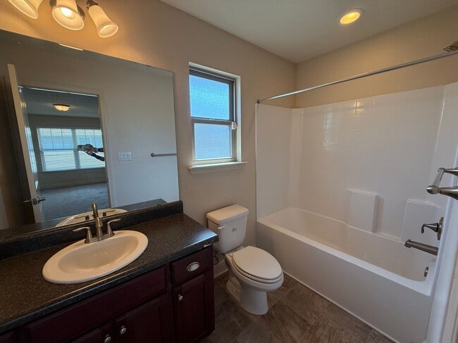 Building Photo - Pensacola - Weatherstone - 4 bedroom, 2.5 ...