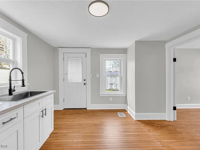 Building Photo - 1244 W 69th St