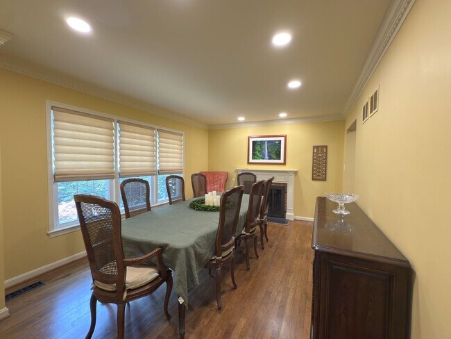 Building Photo - Spacious 3-Bedroom, 3.5 Bath Garage Home I...