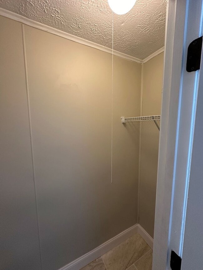 Building Photo - **4/2 BR Single Family home : Available Now