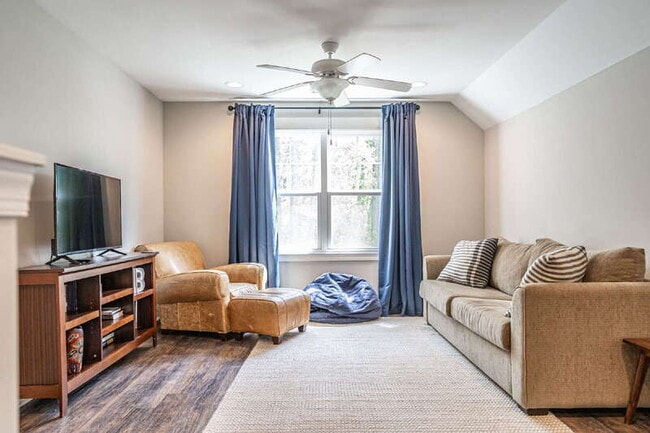 Building Photo - 156 Lakeview Dr