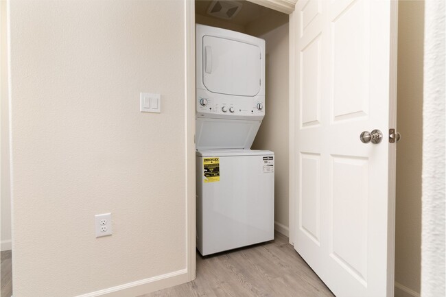 Building Photo - 2467 Oakmont Cir