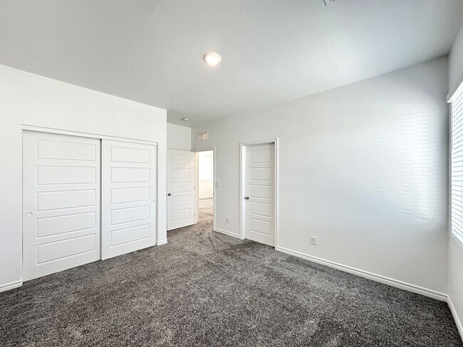 Building Photo - 8357 Aurora Rdg Ave
