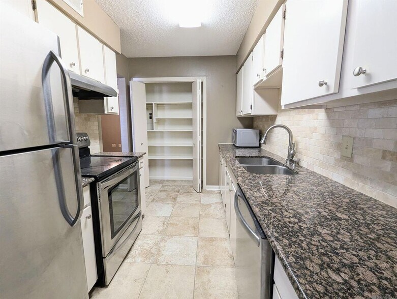 Building Photo - 1701 Lobdell Ave