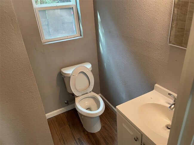 Building Photo - 204 E 30th St