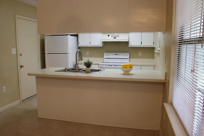 Building Photo - 2138 Edgewood Dr