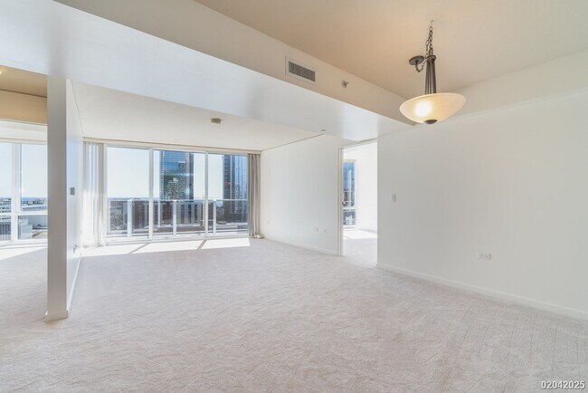 Building Photo - 2 BD/2 BA/2 Parking Condo in the Moana Pacific