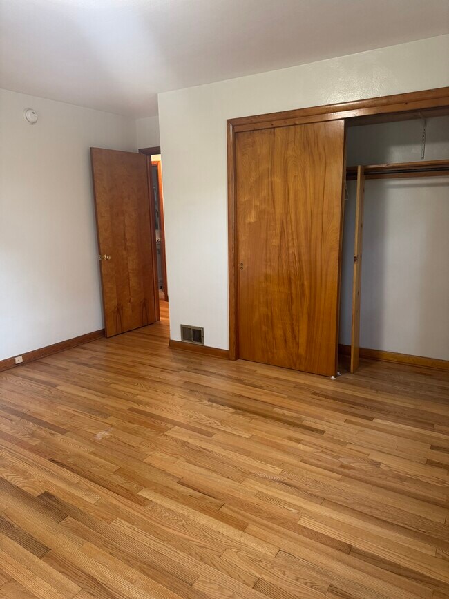 Building Photo - 218 Pine Tree Ave