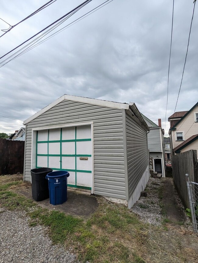 Building Photo - Spacious 3 bedroom 2.5 Bathroom Single Family Home (Mt Washington)