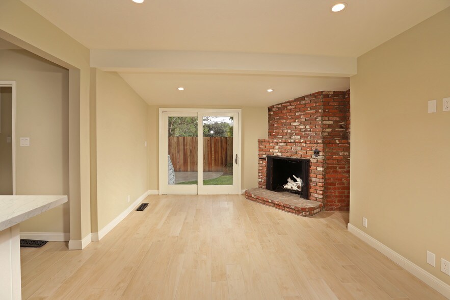 Building Photo - 1223 Oak Cir Dr