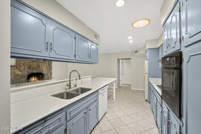 Building Photo - 1137 E Bishop Dr
