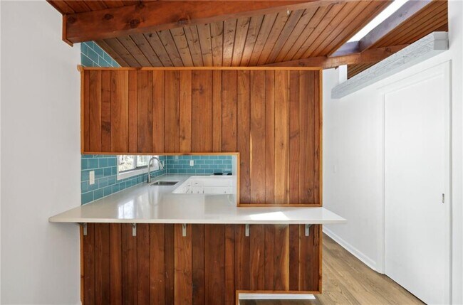 Building Photo - 3684 Northlake Dr