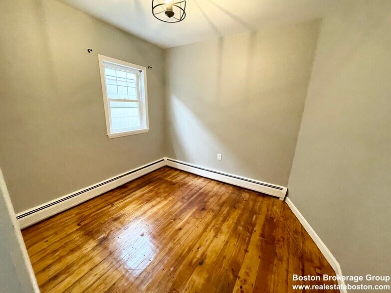 Building Photo - 31 Falcon St