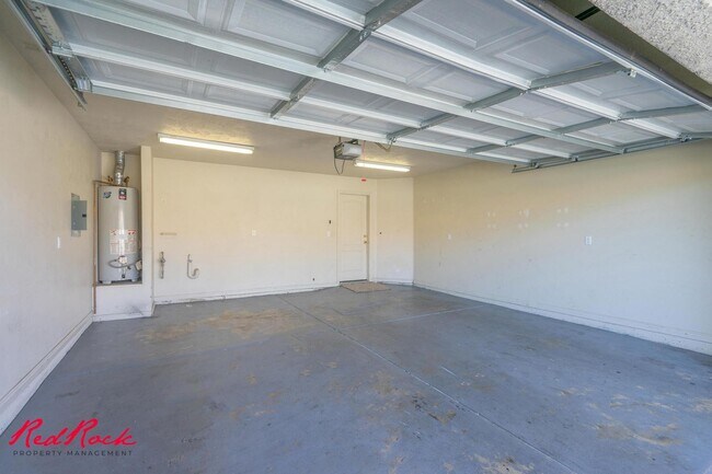 Building Photo - Fresh Carpet! Spacious 5-Bedroom Townhome